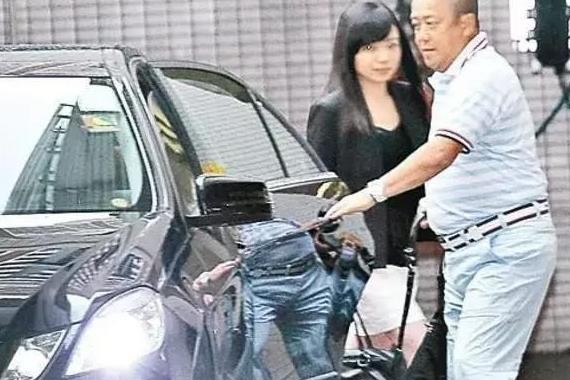 与成龙洪金宝齐名，一生嗜酒如命，身家上亿却开50万豪车！