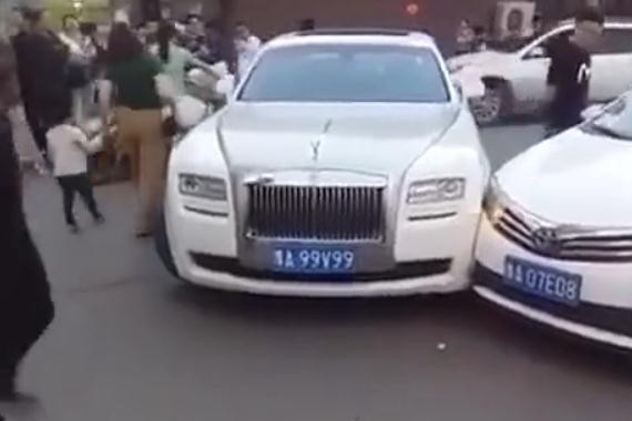 劳斯莱斯被丰田卡罗拉撞了，修理费60万，丰田车主知道后笑了！