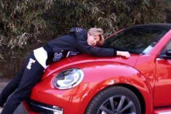 鹿晗年收入4千万，座驾才3辆，最后一辆居然这么不靠谱