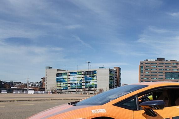 都在晚上吃鸡，却有玩家斥重金打造“过气游戏”守望先锋痛车