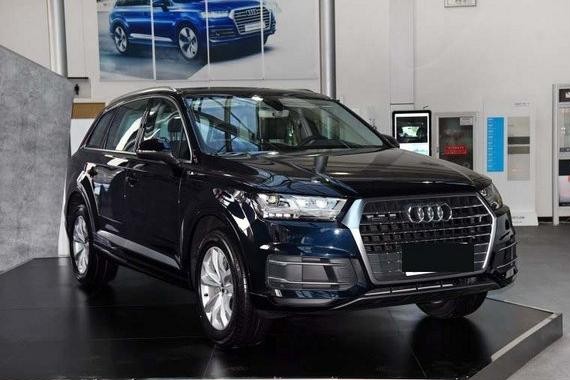 18款奥迪Q7高大挺拔前脸的大嘴相当霸气