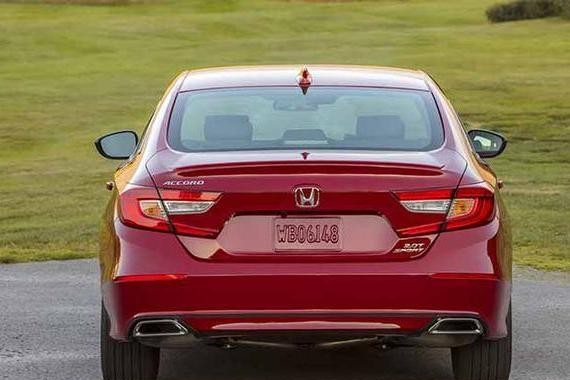 外观动感时尚，中控科技感十足，10AT变速箱，256马力远胜凯美瑞