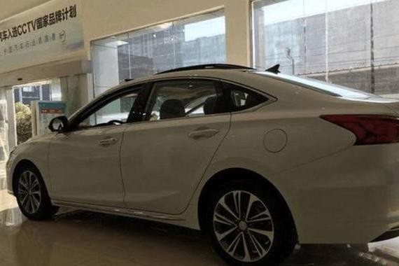 10万价格30万的逼格，搭1.5T发动机内饰堪比宝马，合资拿什么比