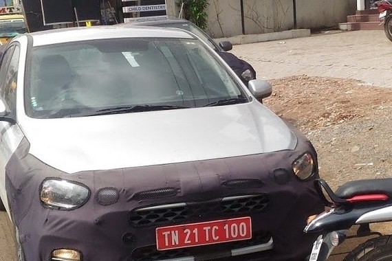 曝现代新款i20内饰谍照 中控台升级明显