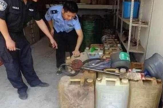 交警拦下正常行驶的帕萨特，打开车门后，全国卡车司机彻底怒了