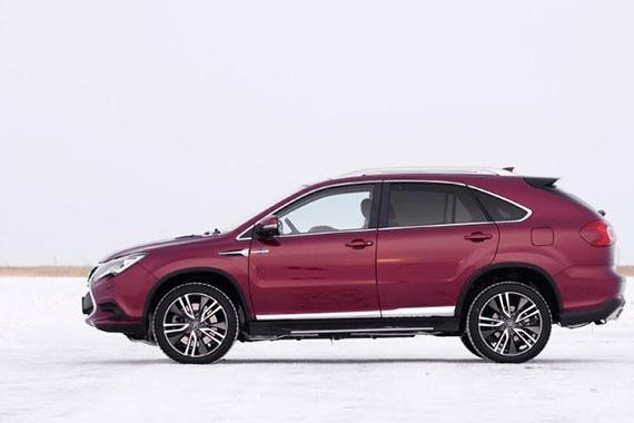 30万的比亚迪越野车，按下钥匙才知道有多人性化，移动巨型充电宝