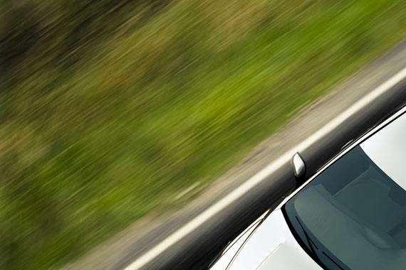 为什么轿车发动机功率比货车还大，却不能像货车那样拉很多的货物