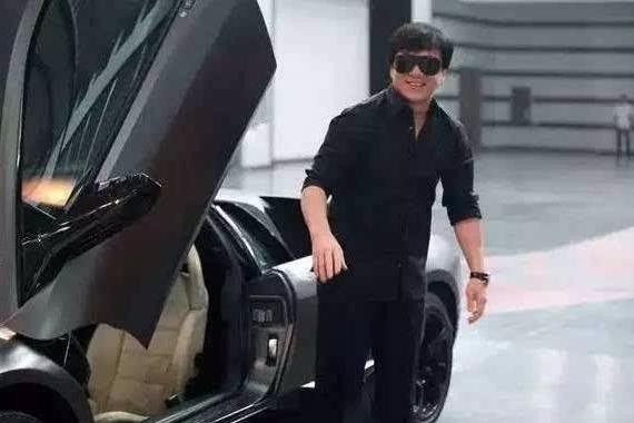 成龙的名气在全世界有多大？看看这些车就明白了！