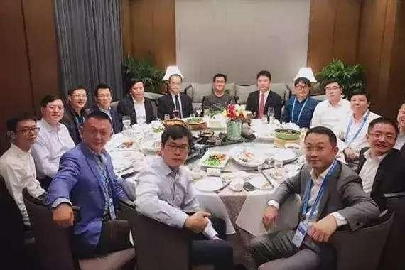 大佬们齐聚乌镇饭局, 虽然咱去不了, 但车可以强过小马哥!