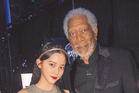 欧阳娜娜赴美演出获赞 合影摩根弗里曼变小粉丝