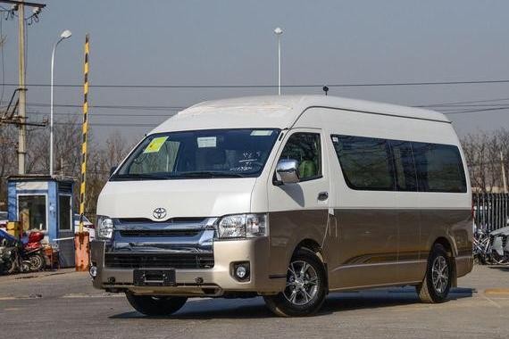 别看埃尔法加价几十万，在它面前一样得靠边