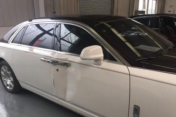 600万劳斯莱斯做保养从升降机上坠落，工作人员当场吓哭！