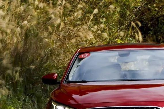 上汽“全球轿跑”劈72弯，XDS过弯神器车见车躲 人见人赞