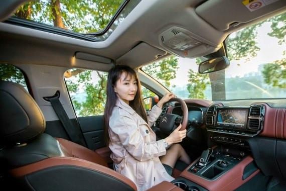 90后妹子忍不住直接提了这车！碾压途观仅15万，买啥CRV?