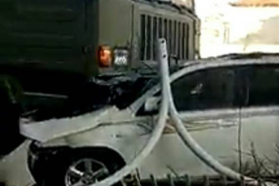 齐齐哈尔金融街车祸，部队大车直接给汉兰达骑底下了！