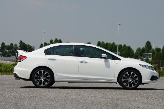 遇到这辆思域小心，别看它是手动挡，比雅阁贵多了！