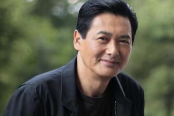 他的片酬达四千万，是当之无愧的影帝，平时开着保时捷去吃叉烧