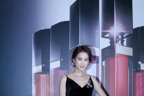 黄圣依《演员》翻红，连轴受邀嘉人盛典等重磅典礼