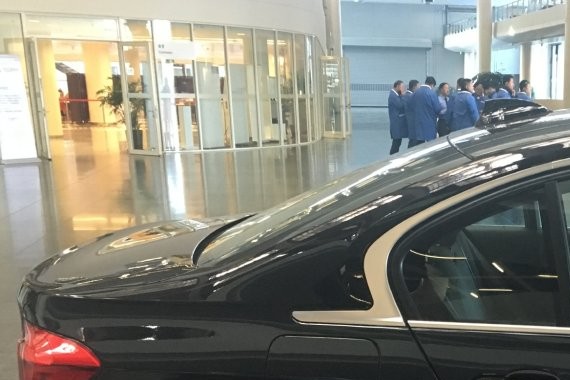 女儿在车上画画，爸爸为何不着急？因为那是别人车