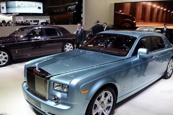 劳斯莱斯拒绝混动，纯电动E级车啥感觉，官方顺便嘲讽宝马