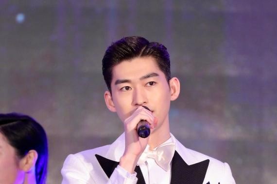 张翰首获电影奖拿塞班电影节男配：感谢吴京战狼2