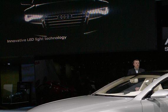 奥迪发飙造了这货，比宝马5系还帅气，完胜奔驰，堪称最美奥迪！