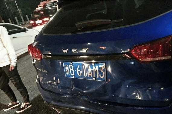 WEY VV5马路遭遇东风S330追尾, 车主: 防撞梁还没发挥就掉地上