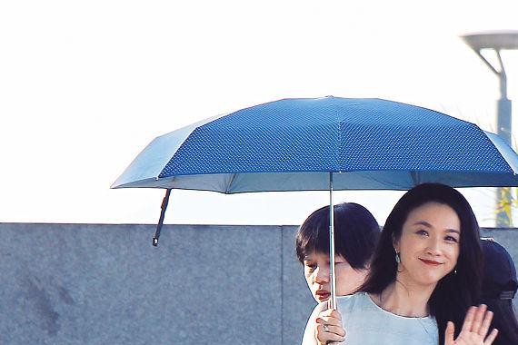 汤唯香港拍广告清新秀美腿 草坪上打赤脚接地气