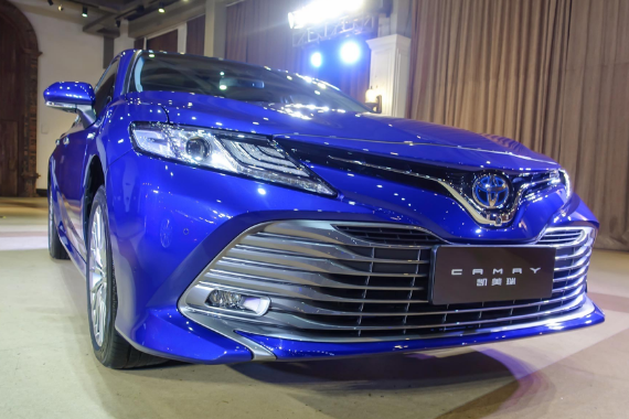 新款凯美瑞国内首位车主亮相，美女车主：为它我放弃了雷克萨斯！