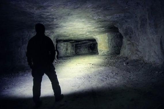 汽车误入地下“平行空间”；发现怪异“史前”岩画