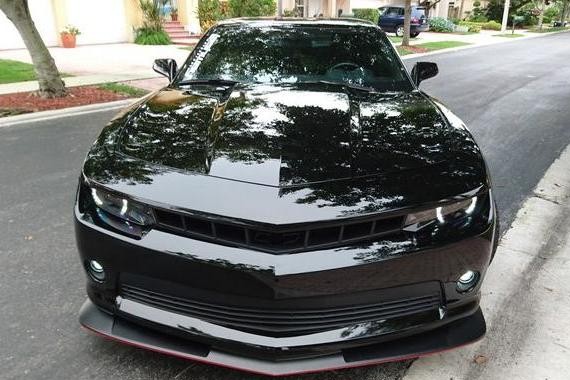 小伙花23万买辆3.6L雪佛兰科迈罗, 打开车门后女友不禁笑了！