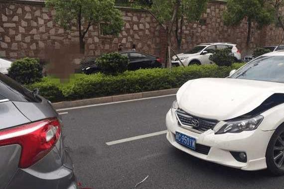 丰田锐志马路追尾宝骏510, 车主: 宝骏的质量进步太大了