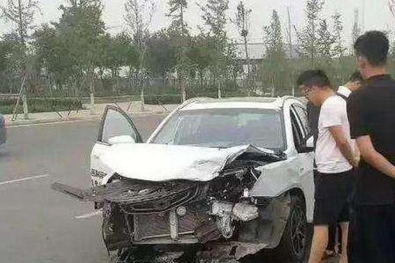 哈弗H6先后和吉利RS、智跑碰撞，吉利气囊都没了，起亚很受伤