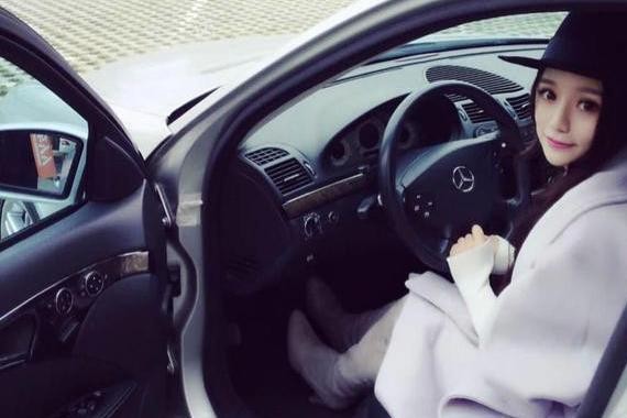 约土豪晒豪车合影，看到豪车拼命往上爬，网红为何都喜欢豪车