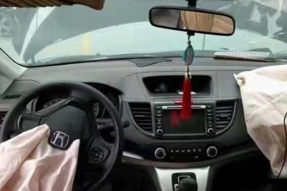 大爷花9000买了一辆撞废的本田CR-V,修好后却被告知无法上牌！