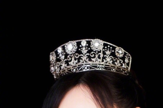 唐嫣戴皇冠化身公主 穿粉嫩纱裙仙气飘飘