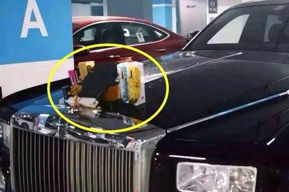 微商去地下车库，偷拍劳斯莱斯炫耀，没想到碰到了司机，有点尴尬