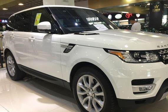 17款路虎揽胜运动2.0T柴油版 天津港最新行情65.5万起售