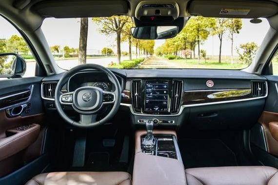 外形比奔驰E霸气，上市后被奥迪A6虐惨，狂降6万，家用选它无敌