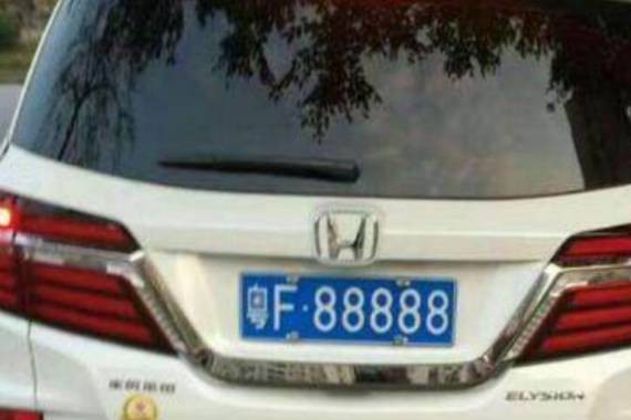 一对情侣用217万拍下88888车牌，看到座驾后，交警应该会拦车！