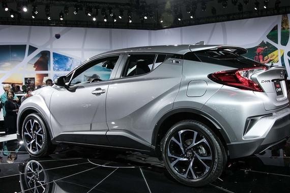 丰田再次爆发，全新SUV颜值远超缤智，配四驱油耗3.7，14万起售