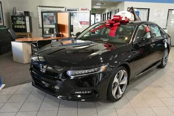 国外4S第10代全新雅阁，后排空间逆天，这是要向C级车发展节奏