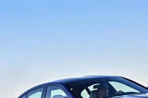 视频搬运丨全新宝马M5想夺最强运动房车的头衔 实力够不够？！