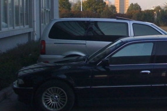 曾经是修鞋匠，现在身价近百亿，一辆老宝马用了17年都不舍得换