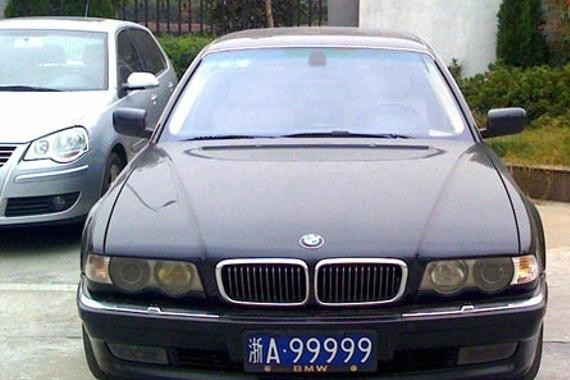 曾经是修鞋匠，现在身价近百亿，一辆老宝马用了17年都不舍得换