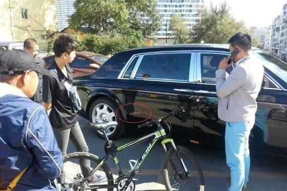 又有劳斯莱斯被撞了，一个不计较一个修了70万，这次不卖房了？