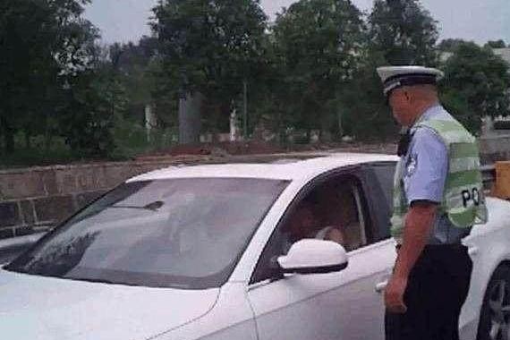 女司机高速路上龟速行驶，交警把她拦下后吓了一大跳