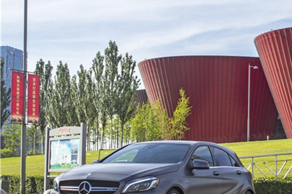 奔驰A45 AMG 大大能量的小小两厢车