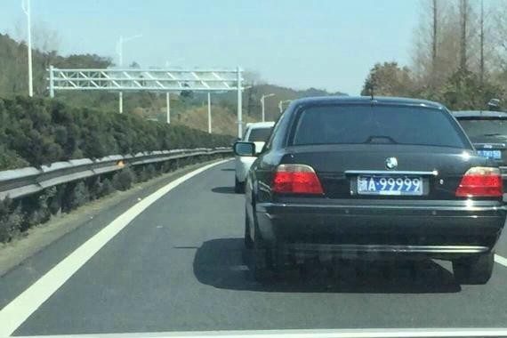 曾经是修鞋匠，现在身价近百亿，一辆老宝马用了17年都不舍得换