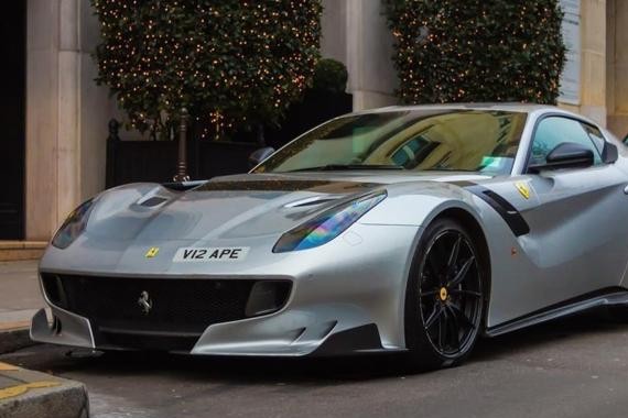 网友巴黎街拍法拉利F12-TDF，法拉利自吸发动机的绝唱之作